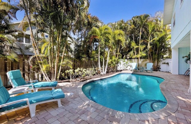 Holly Hideaway: Spacious 2 bed, heated pool, screened lanai, 5-mins to beach