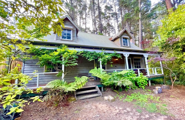 Holly Lodge - Two-Storey Cedar Chalet, 4 Bedroom, 2 Bathroom, Fireplaces, BBQ, Near Hydro Majestic