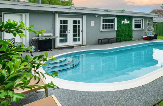 Hollywood Glamour & Comfort