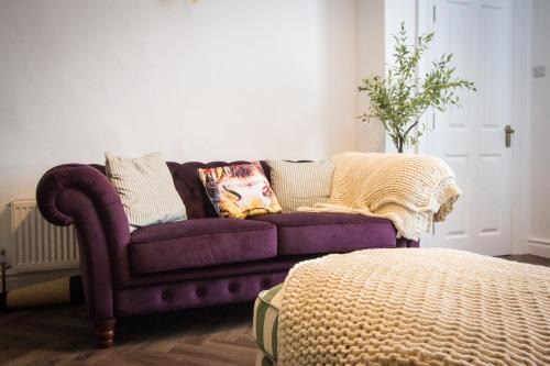 Holmfirth Home, Comfortable Stay, Near Trails and Town, Sleeps 5