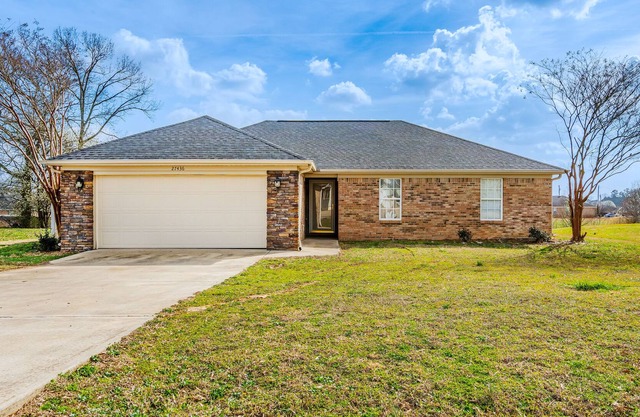 Home 3 bedroom sleeps 8 · Airport · I-65 · Toyota
