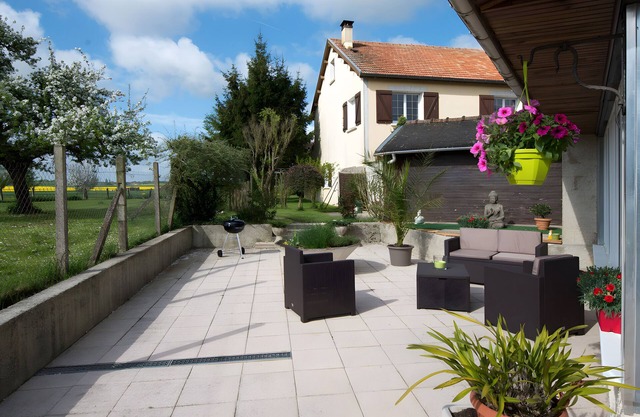 “Home Away from Home” Cottage in Champagne