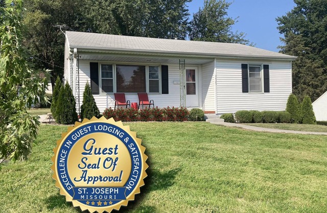 Home Away From Home! Clean & Comfy 2-bedroom Home