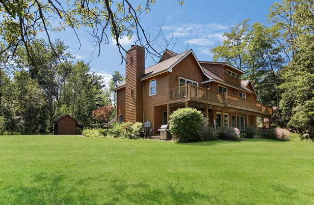 Home On The Crystal River In Glen Arbor! Pontoon Available to rent