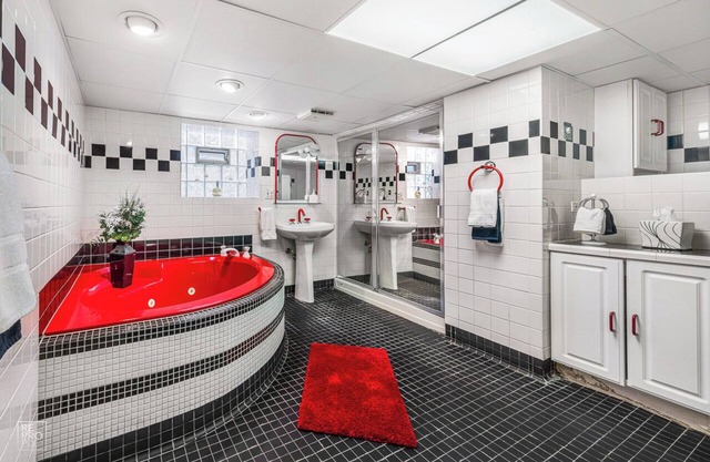 Home sweet home in Northwest Chicago, almost a sole unit for you, great location