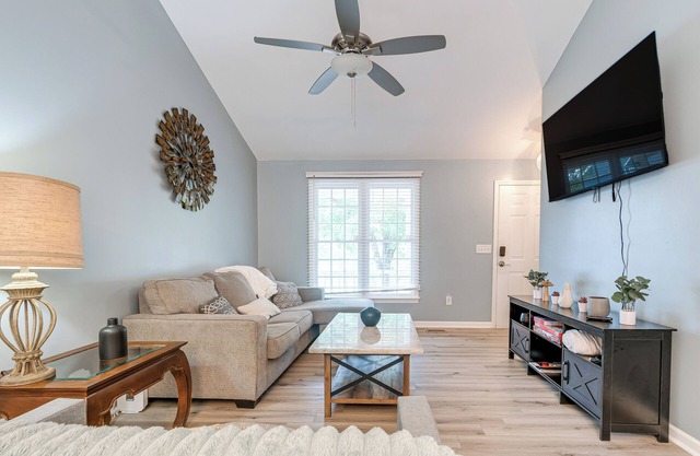 Home w/Pet-Friendly Yard, 1 Mi to Dtwn Raleigh!