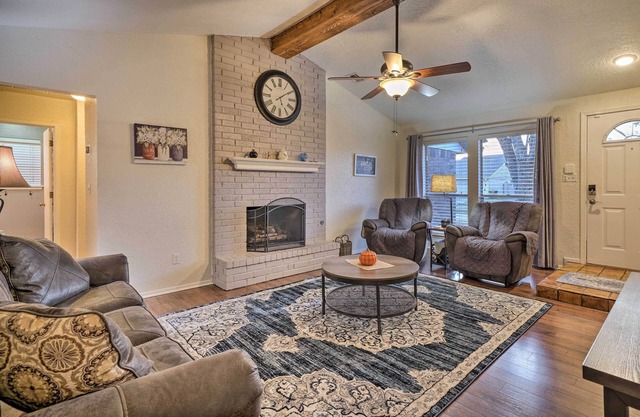 Home w/Screened Porch ~ 10 Miles to Dtwn OKC!