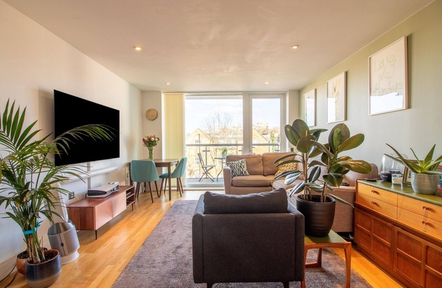 Homely 2 bed 2 bath central apartment w balcony (-5% week & -30% month August)