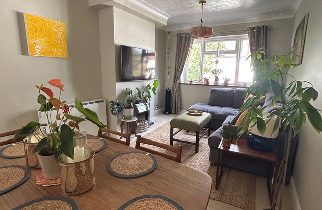 Homely 2 Bed Apartment in Walton - Sleeps 3 and Free parking