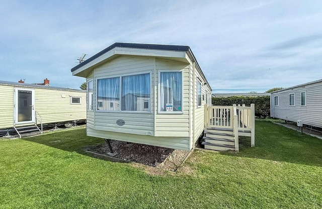 Homely 4 berth caravan for hire in Lincolnshire at Sunnydale, ref 35122S