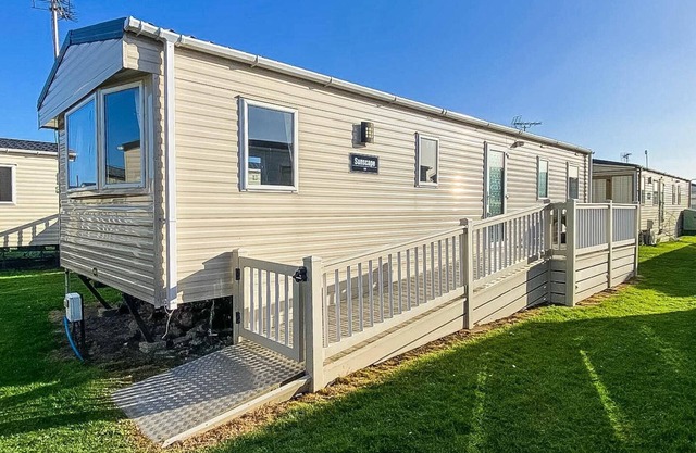 Homely 8 berth caravan with side decking and ramp access in Kent, ref 47018H