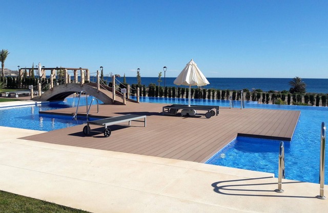 Homerez - 100 m away from the beach! Appartement with shared pool and jacuzzi