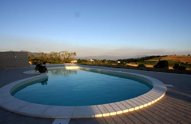 Homerez - Appartement for 4 ppl. with shared pool and garden at Montecastrilli