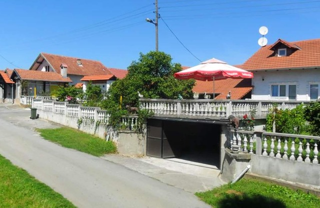 Homerez - Big house 1 km away from the beach for 10 ppl. with garden at Kutina