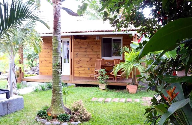 Homerez - Chalet for 4 ppl. with shared pool, garden and terrace at Bras-Panon