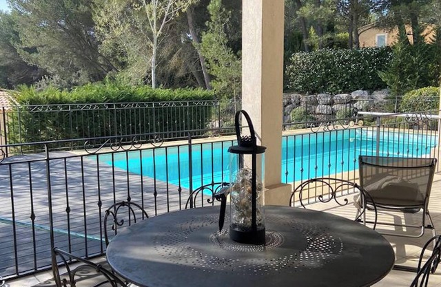 Homerez - Charming Villa in Mallemort with Pool