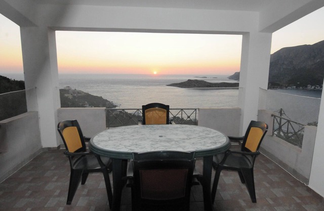 Homerez - Comfortable house in Mirties with terrace and parking