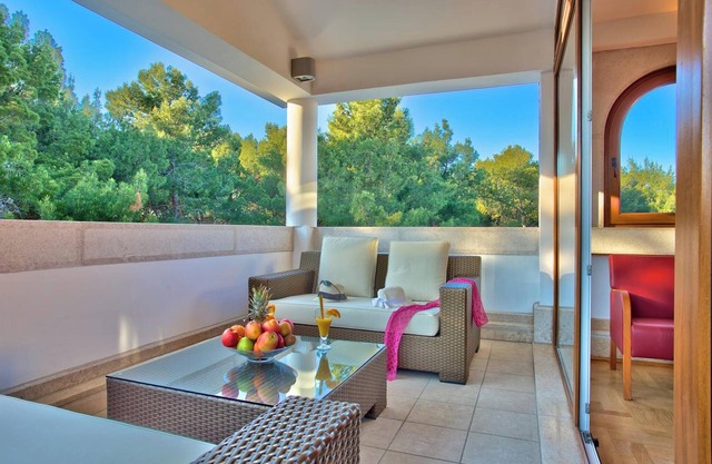 Homerez - Enchanting Manor near Pula with Expansive Grounds & Garden