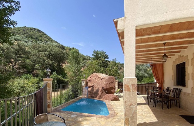 Homerez - House for 10 ppl. with swimming-pool, terrace and balcony at Zambra