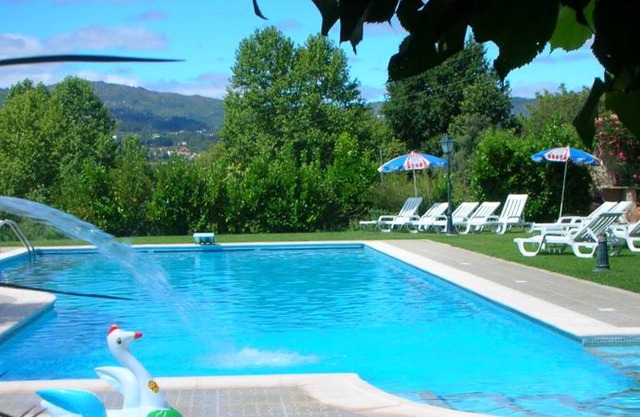 Homerez - House for 5 ppl. with shared pool, jacuzzi and garden at Pedraça