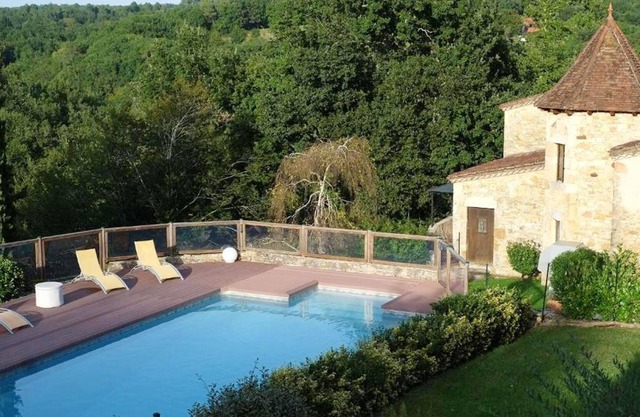 Homerez - House for 6 ppl. with shared pool, terrace and balcony at Puy-l'Évêque