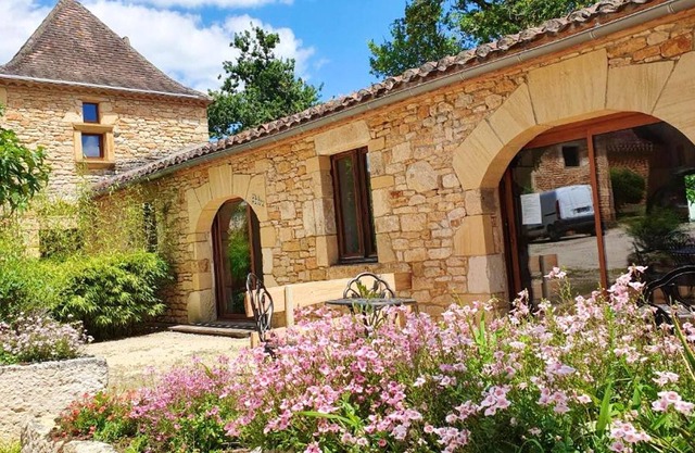 Homerez - House for 4 ppl. with shared pool, terrace and balcony at Puy-l'Évêque