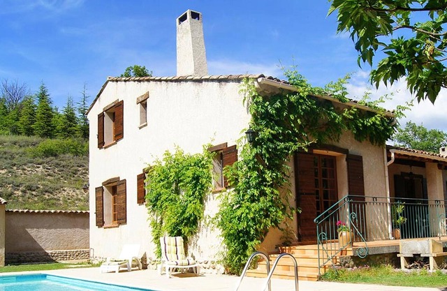 Homerez - Spacious villa for 7 ppl. with swimming-pool and terrace at Riez