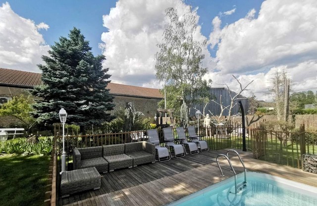 Homerez - Villa for 15 ppl. with swimming-pool and garden at Mont-prés-Chambord