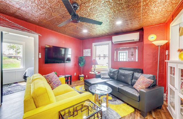 Homey Cottage with Sunroom & Smart TV!