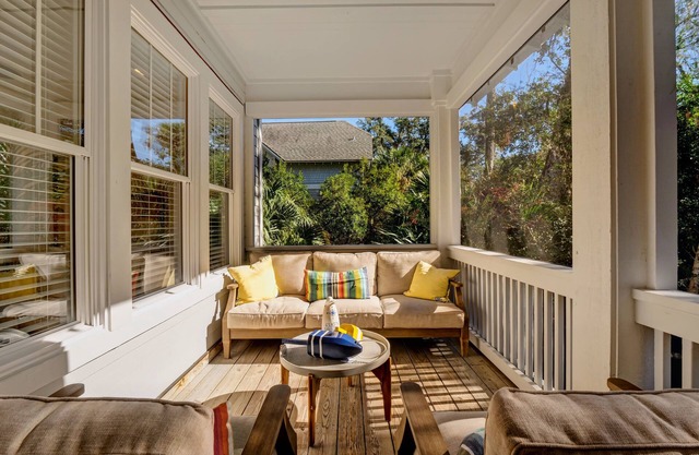 Hondo's Hideaway is a beautiful three-bedroom cottage in prime location near market, shopping, and dining. Newly decorated. Temporary membership to Shoals Club and BHI Club available. Two 4-passenger golf carts, bicycles, and luxury amenities provide