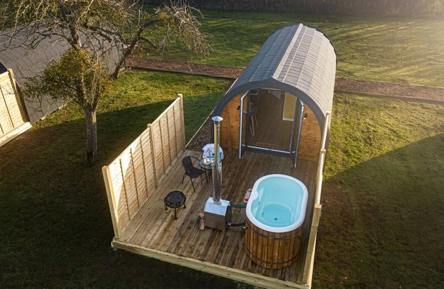 Honeycrisp, Apple Tree Glamping - a chalet that sleeps 2 guests in 1 bedroom