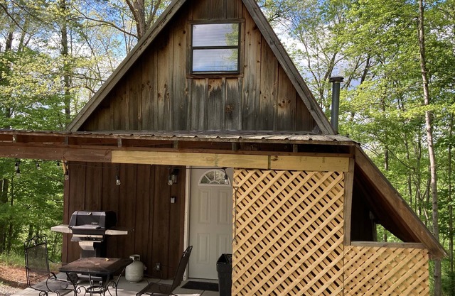Honeymoon and relax near Cave Run Lake at the Musky Hideaway!!!