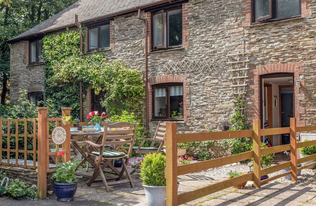 HONEYSUCKLE COTTAGE, pet friendly, with a garden in Bigbury