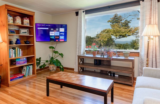 Honeysuckle Cottage with Mountain Views