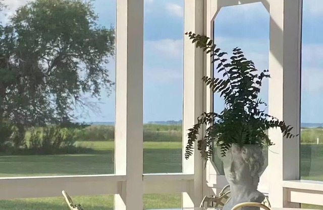 Hoopers Island Victorian with 360 Water Views - experienced host