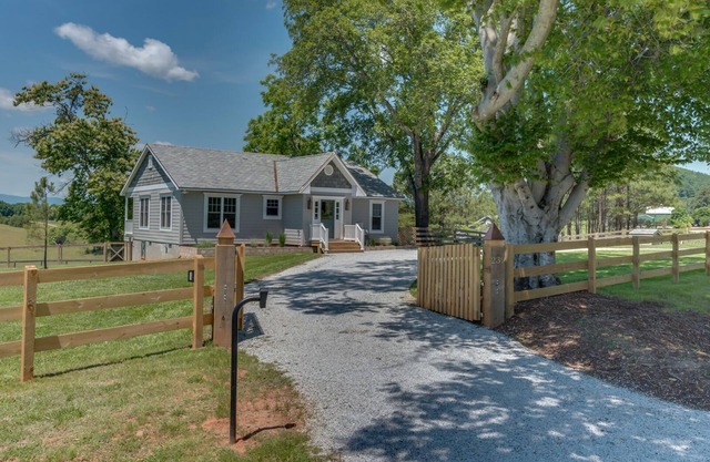 Horseshoe Hill | 10 Minutes to TIEC | Stables and Pasture Available Upon Request