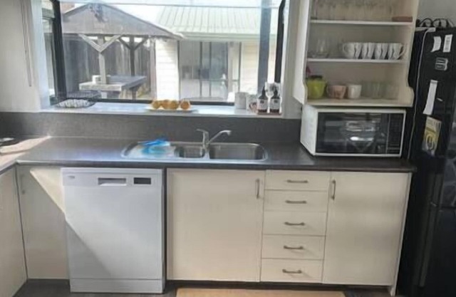 Hosts on the Coast Tamaki Delight