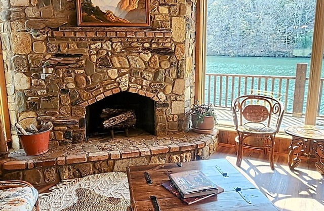 Hot Springs finest lake cottage, Summer's Hideaway