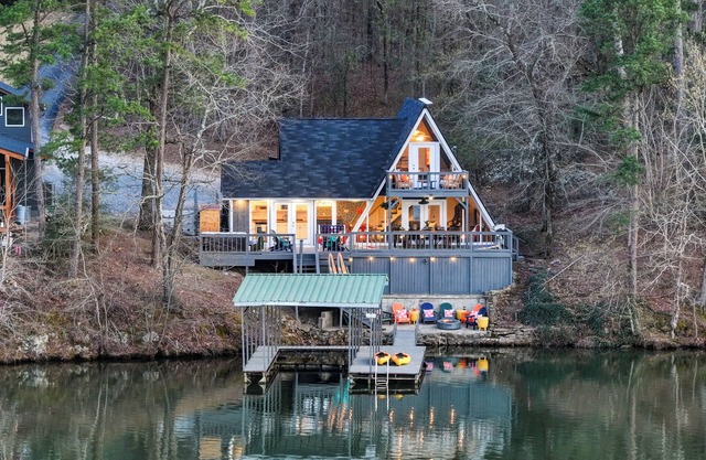 Hot Springs Hideaway - Lakefront/Private Dock/Hot Tub/Sauna/Kayaks