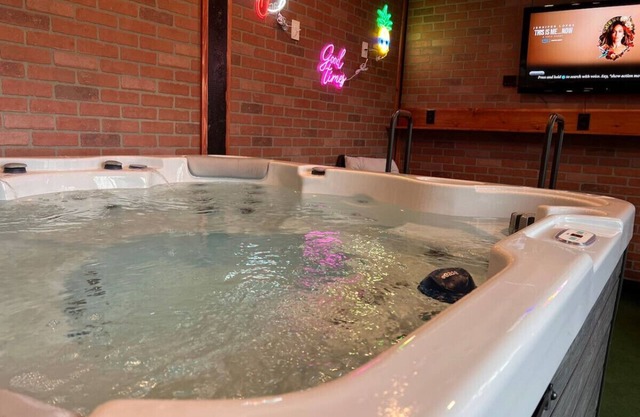 Hot Tub AC Walk to Downtown Views of Mt. Rainier