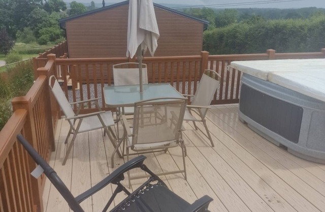 Hot Tub and Fishing Country Lodge at Upton Lakes and Lodges
