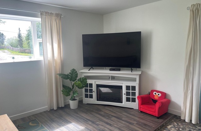 Hot Tub available Nov 1st/25 - Mountain views - Family Friendly - Pet Friendly