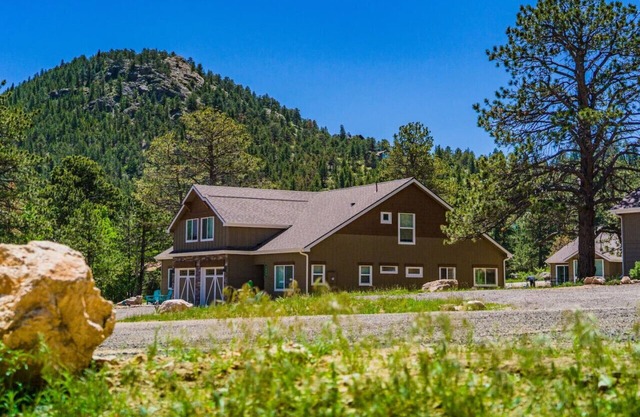 Hot tub! Dogs OK! King Bed & Fireplace, Near Park