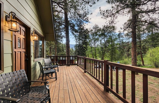 Hot tub ☆ Fire-pit ☆ Walk to Waterfalls