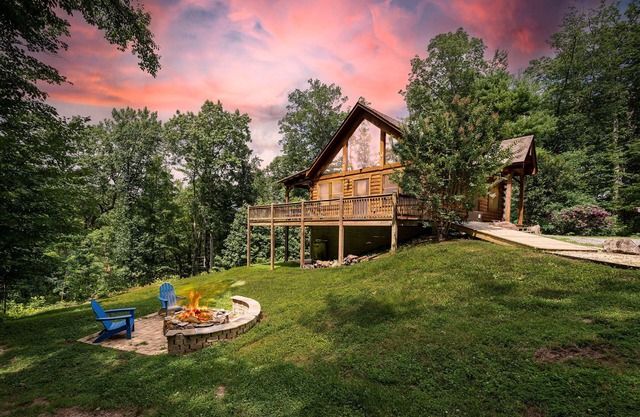 Hot tub, Firepit, Beautiful Mountain Views!