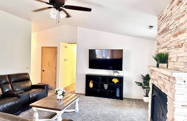 HOT TUB! Firepit - Bright Open-Near Airport & Freeway