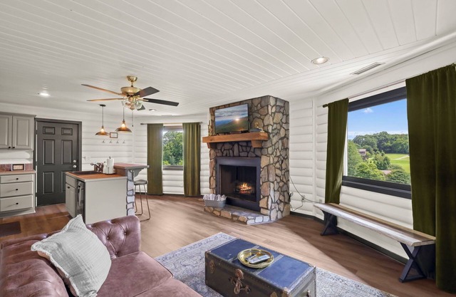Hot tub; Fireplace; Dog Friendly! Minutes to Downtown Boone, Skiing and Tubing!