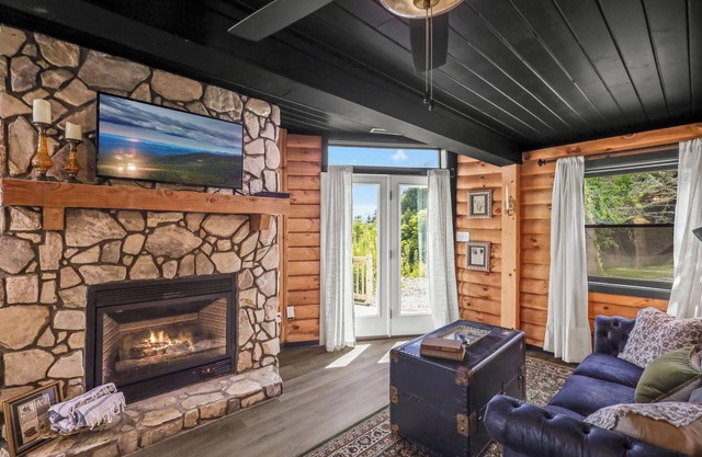Hot tub; Fireplace; Dog Friendly; Minutes to Downtown Boone and Skiing!