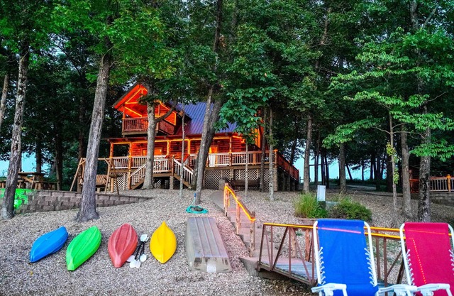 Hot Tub & Fireplace! Macks Creek Cabin on 30 Acres