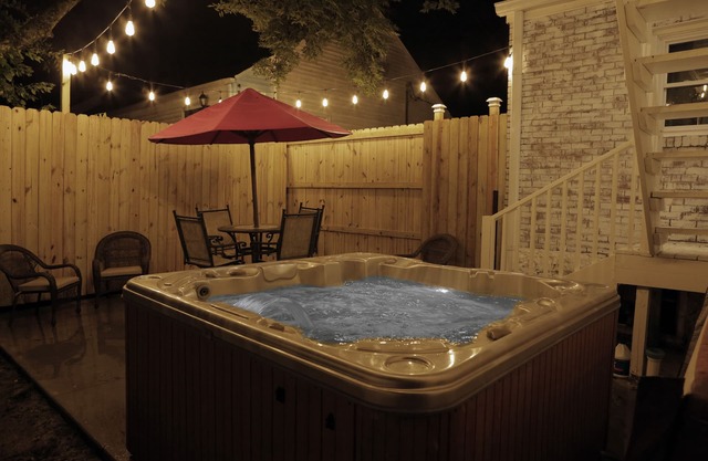 HOT TUB! GAME ROOM! BIG 8-Beds 4BR 4BA GRILL EASY 10 mins TO dwntown QUIET AREA!